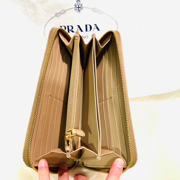 Gorgeous Nude Prada Wallet! 🤩 - Picture 3 of 6